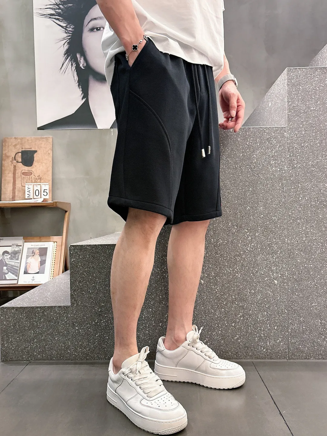 Balenciaga's three-standard complete 2026 summer New Arrival men's casual shorts, advanced custom-made Breathable fabric, Breathable fabric, extremely stretchy and comfortable, impeccable details, top-grade accessories, original logo design concept, delicate and soft feel! The upper body fit is awesome! Size: M-XXXL Please state your height and weight when ordering